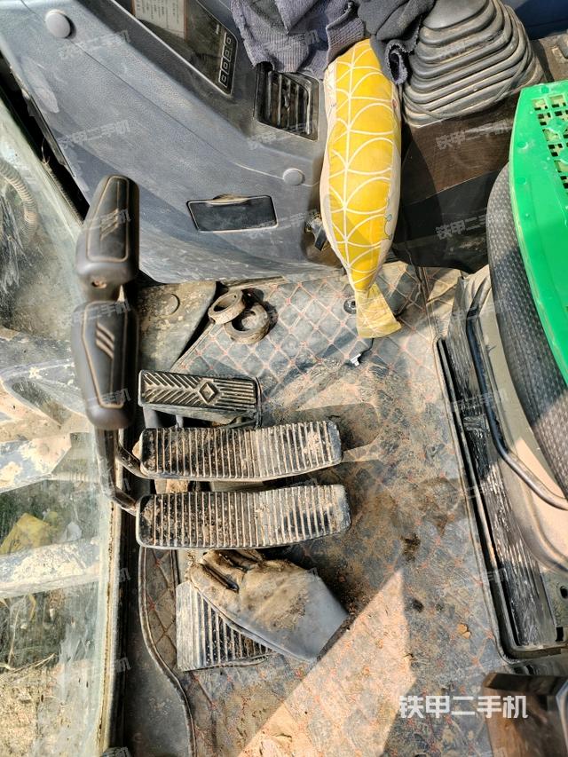 行走控制手柄和踏板?俯拍(駕駛室部分) 行走控制手柄和踏板?俯拍(駕駛室部分)
