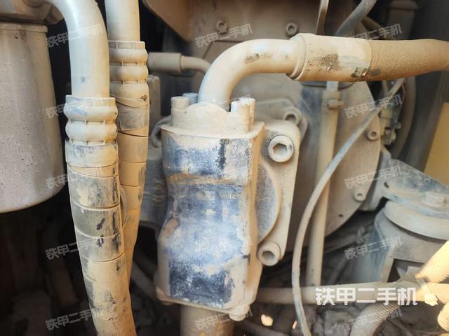 液压泵舱室正面整体（整机外观）