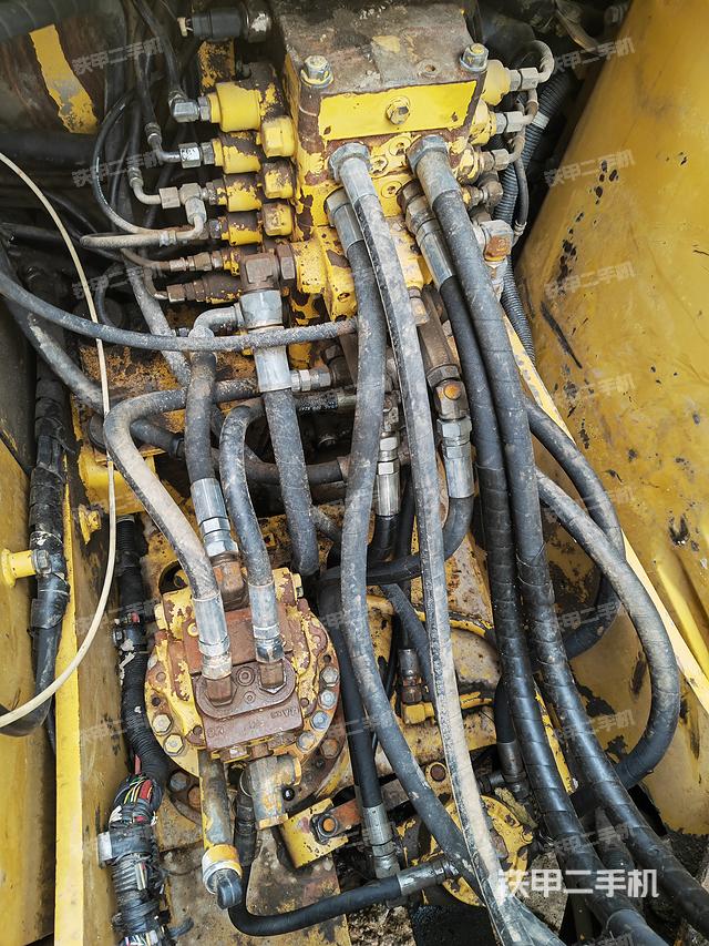 回转马达和主控阀（整机外观）