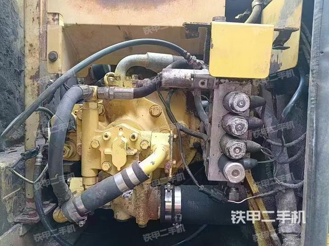 液壓泵艙室正面整體(整機外觀) 液壓泵艙室正面整體(整機外觀)