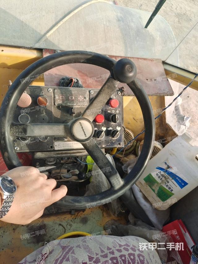 操作臺(tái)全景（壓路機(jī)駕駛室）