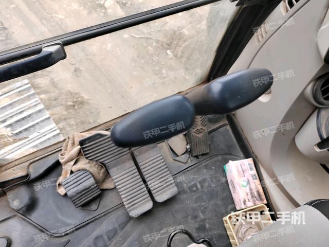 行走控制手柄和踏板 俯拍（驾驶室部分）