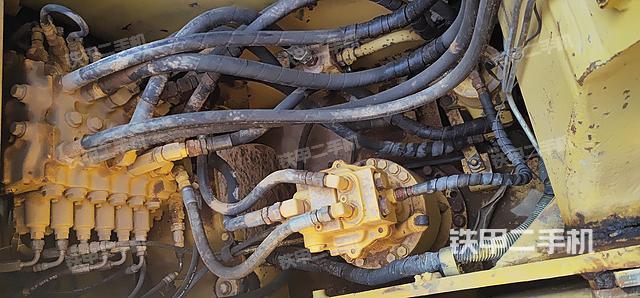 回转马达和主控阀（整机外观）