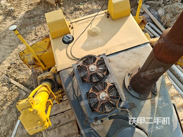 駕駛室內(nèi)部全景（推土機駕駛室）