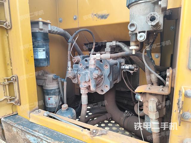 液压泵舱室正面整体（整机外观）