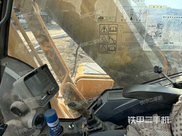 座椅左側(cè)控制臺/音響/含左手柄(駕駛室部分) 座椅左側(cè)控制臺/音響/含左手柄(駕駛室部分)