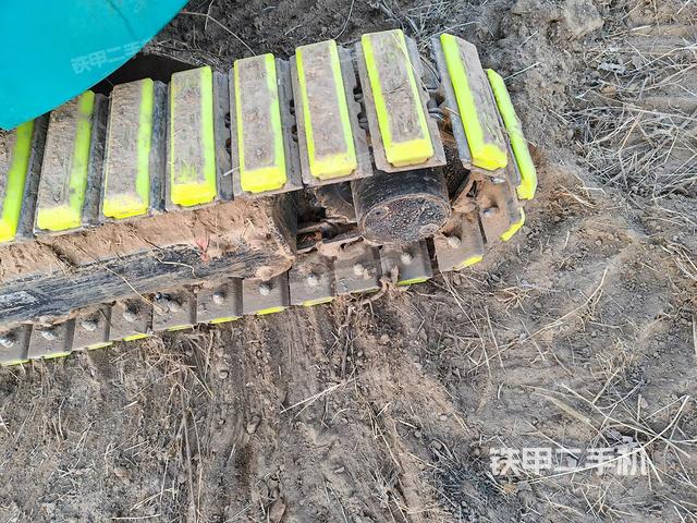 單側(cè)履帶整體(整機(jī)外觀) 單側(cè)履帶整體(整機(jī)外觀)