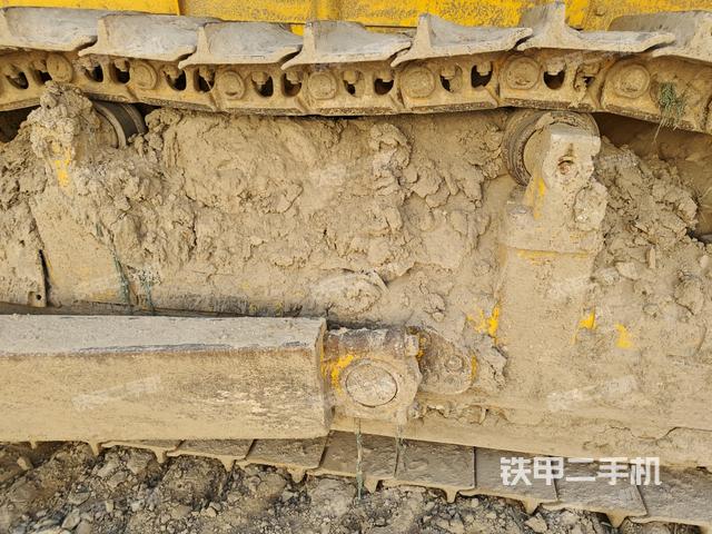 右側(cè)履帶全景（推土機底盤及工作裝置）