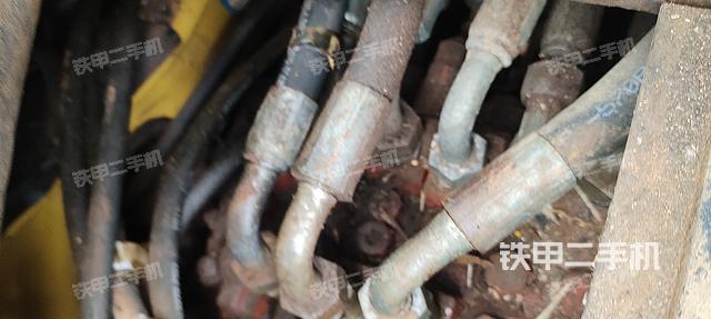 液压泵舱室正面整体（整机外观）