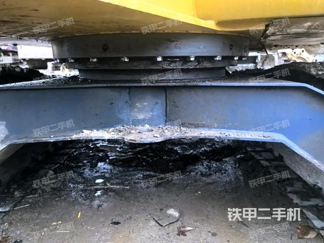 轉(zhuǎn)盤和下車架正前（工作和回轉(zhuǎn)裝置）