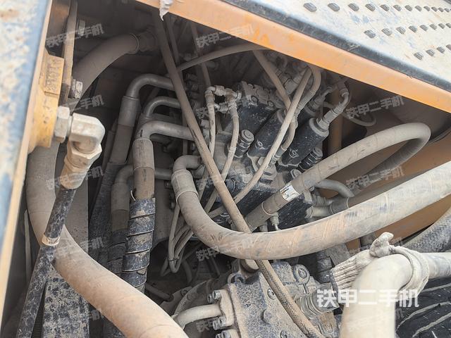 回转马达和主控阀（整机外观）