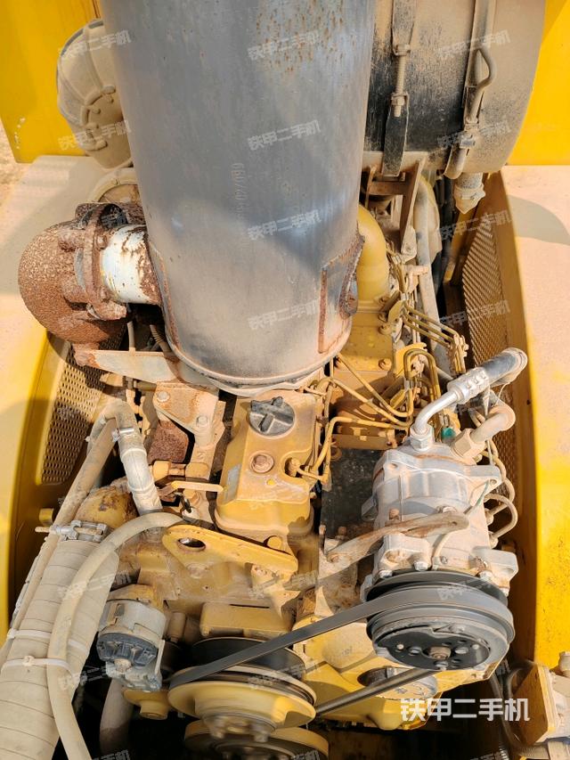 發(fā)動(dòng)機(jī)上部全景（壓路機(jī)發(fā)動(dòng)機(jī)艙）