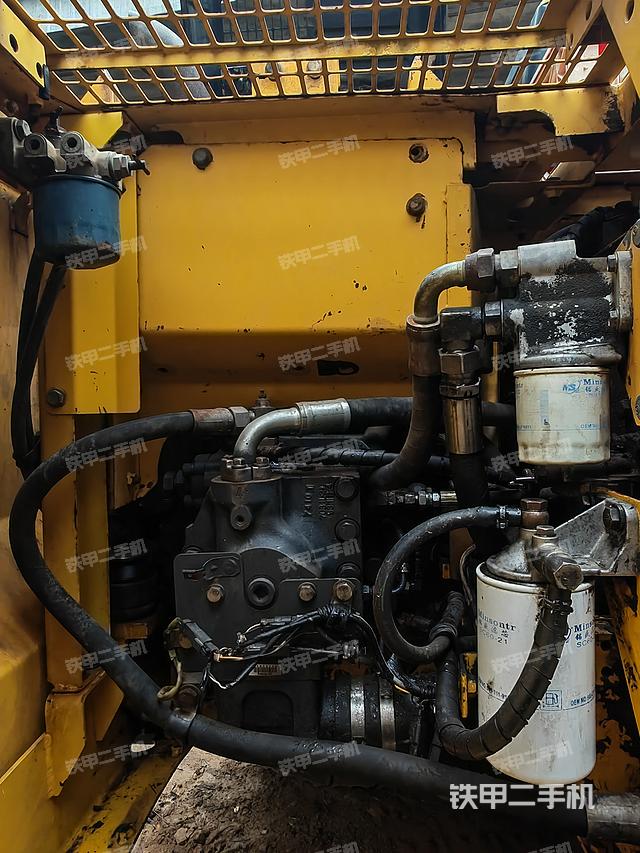 液壓泵艙室正面整體（整機外觀）