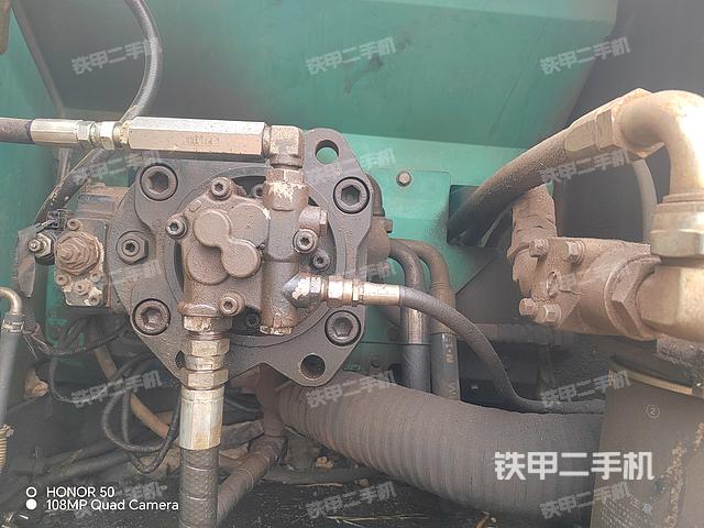 液压泵舱室正面整体（整机外观）