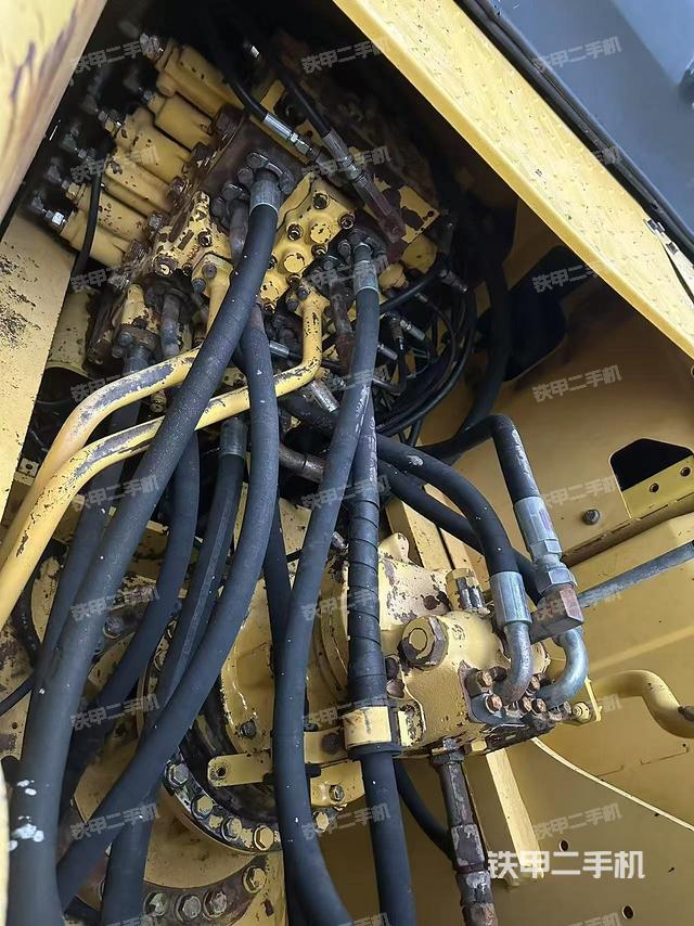 回轉馬達和主控閥（整機外觀）