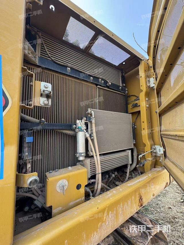 液压泵舱室正面整体（整机外观）