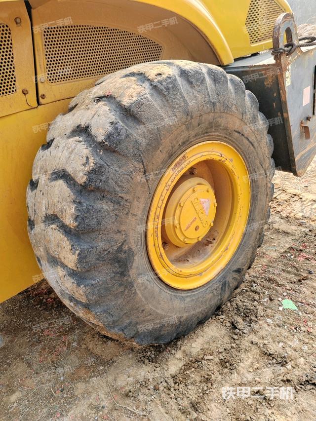 后輪左側(cè)全景（壓路機(jī)前后車架）
