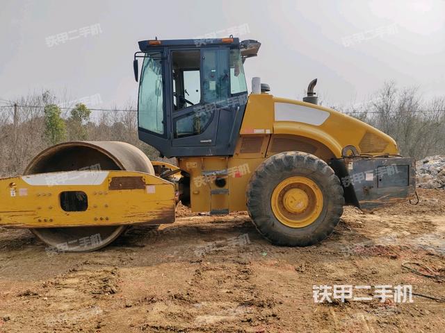 正左側(cè)（壓路機(jī)整機(jī)外觀）