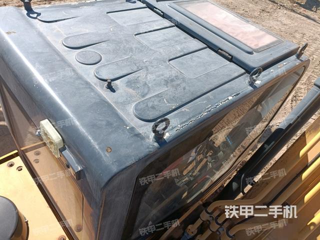駕駛室頂部(整機(jī)外觀) 駕駛室頂部(整機(jī)外觀)