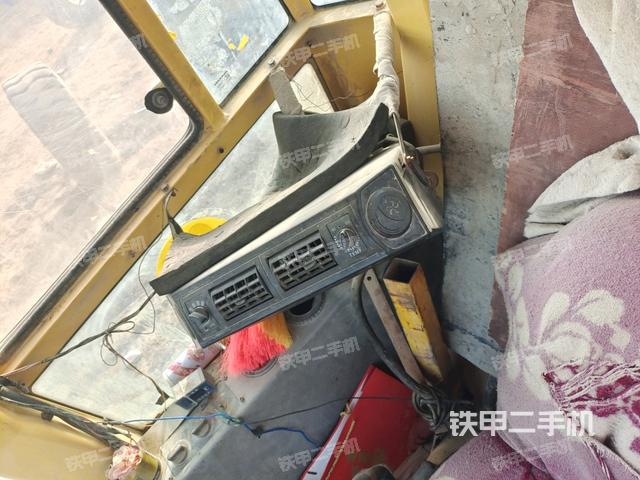 駕駛室內(nèi)座椅、儀表操作手柄全景（壓路機(jī)駕駛室）