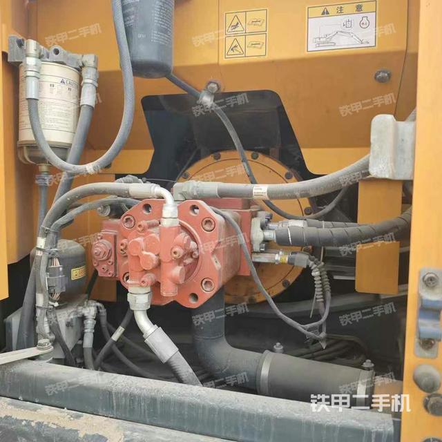 液壓泵艙室正面整體（整機外觀）