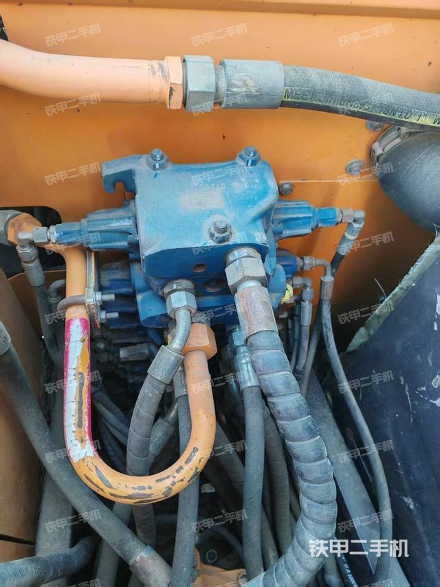 回轉(zhuǎn)馬達(dá)和主控閥（整機(jī)外觀）