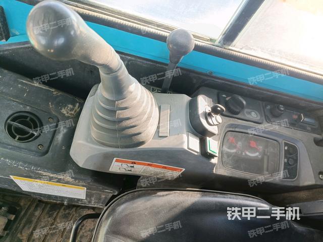 座椅右側控制臺/鑰匙門/油門/含右手柄（駕駛室部分）