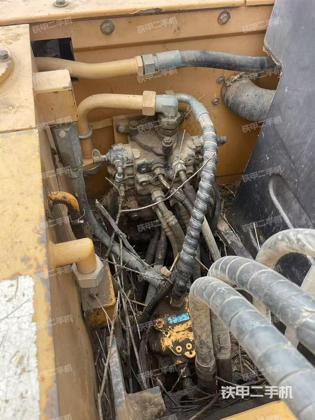 回转马达和主控阀（整机外观）