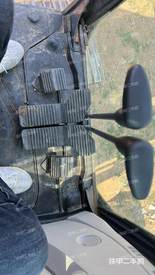 行走控制手柄和踏板?俯拍(駕駛室部分) 行走控制手柄和踏板?俯拍(駕駛室部分)