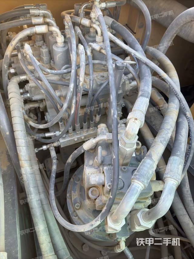 回轉馬達和主控閥（整機外觀）