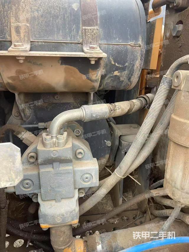 液压泵舱室正面整体（整机外观）