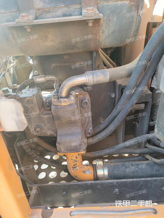 液壓泵艙室正面整體(整機(jī)外觀) 液壓泵艙室正面整體(整機(jī)外觀)