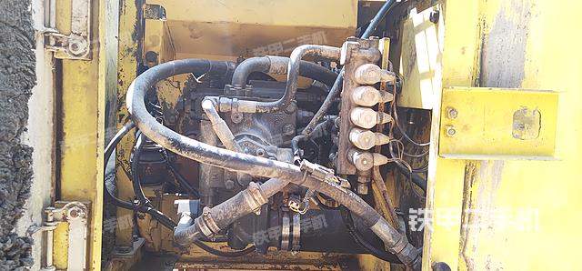 液压泵舱室正面整体（整机外观）