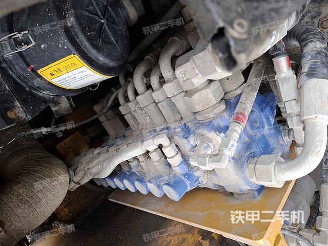 回转马达和主控阀（整机外观）