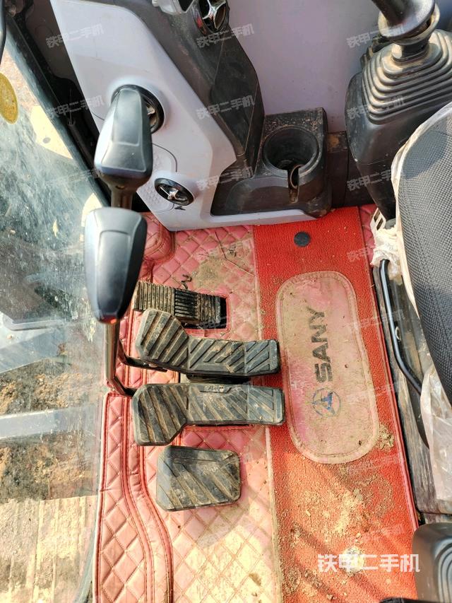 行走控制手柄和踏板?俯拍(駕駛室部分) 行走控制手柄和踏板?俯拍(駕駛室部分)