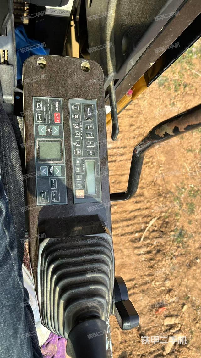 座椅右側(cè)控制臺(tái)/鑰匙門/油門/含右手柄（駕駛室部分）