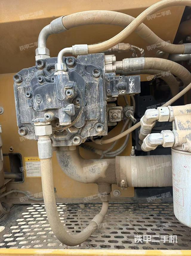 液压泵舱室正面整体（整机外观）