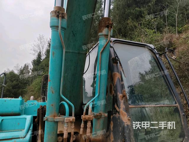 大臂油缸整体 竖拍（工作和回转装置）