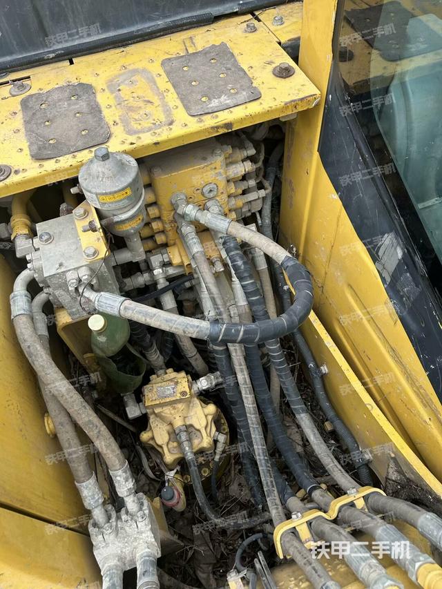 回转马达和主控阀（整机外观）