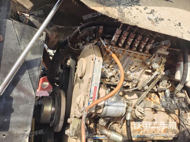 發(fā)動(dòng)機(jī)右側(cè)全景（壓路機(jī)發(fā)動(dòng)機(jī)艙）