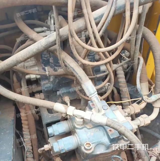 回转马达和主控阀（整机外观）