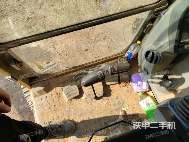 行走控制手柄和踏板?俯拍(駕駛室部分) 行走控制手柄和踏板?俯拍(駕駛室部分)