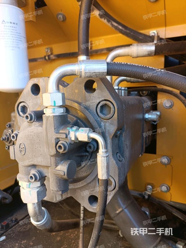 液壓泵艙室正面整體（整機外觀）