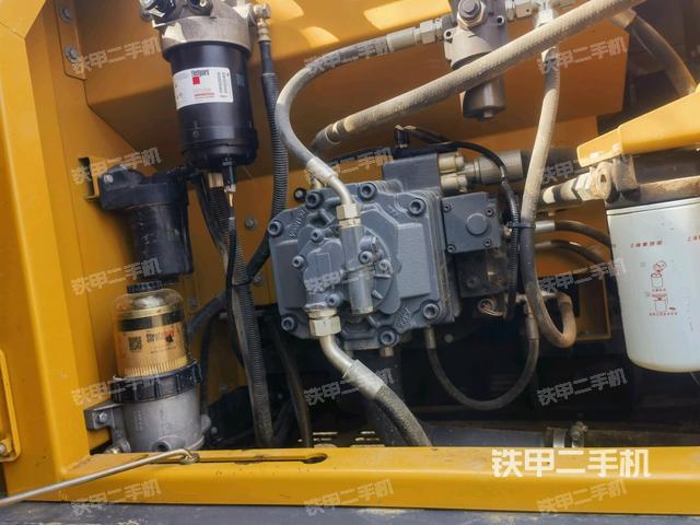液壓泵艙室正面整體(整機(jī)外觀) 液壓泵艙室正面整體(整機(jī)外觀)
