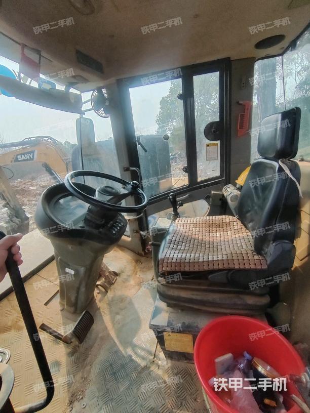 駕駛室側(cè)向上照全景（壓路機(jī)駕駛室）