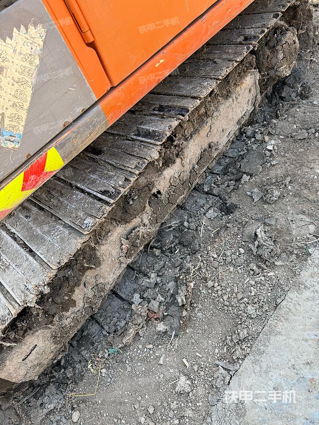 單側(cè)履帶整體(整機(jī)外觀) 單側(cè)履帶整體(整機(jī)外觀)