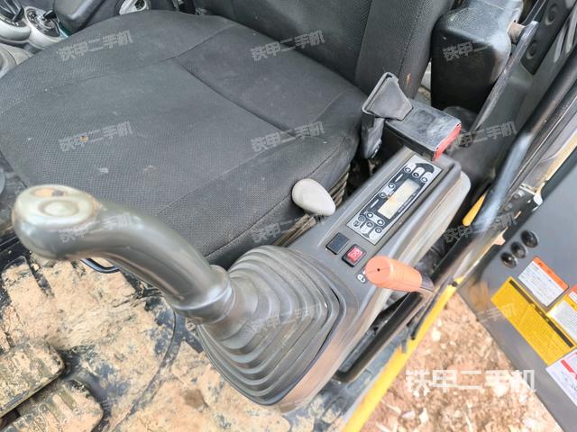 左后方玻璃角標（駕駛室部分）