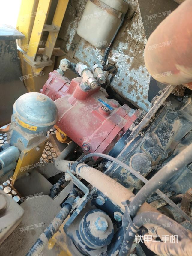 液壓泵艙室正面整體(整機外觀) 液壓泵艙室正面整體(整機外觀)