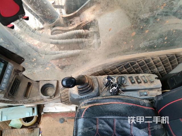 座椅右侧控制台/钥匙门/油门/含右手柄(驾驶室部分) 座椅右侧控制台/钥匙门/油门/含右手柄(驾驶室部分)