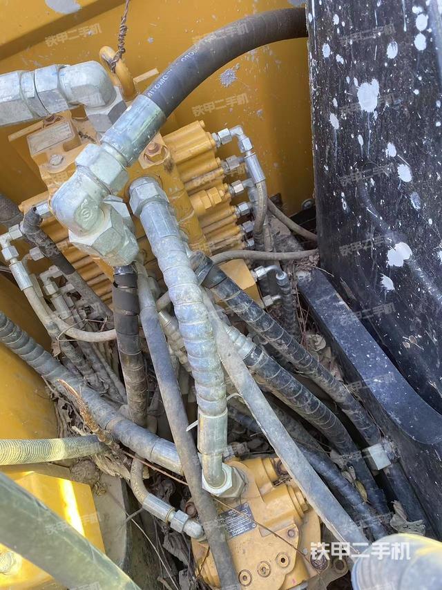 回轉(zhuǎn)馬達(dá)和主控閥(整機(jī)外觀) 回轉(zhuǎn)馬達(dá)和主控閥(整機(jī)外觀)